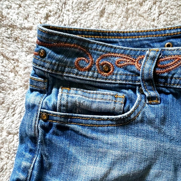 Charlotte Russe low-rise jean shorts (size 4) - Picture 3 of 9